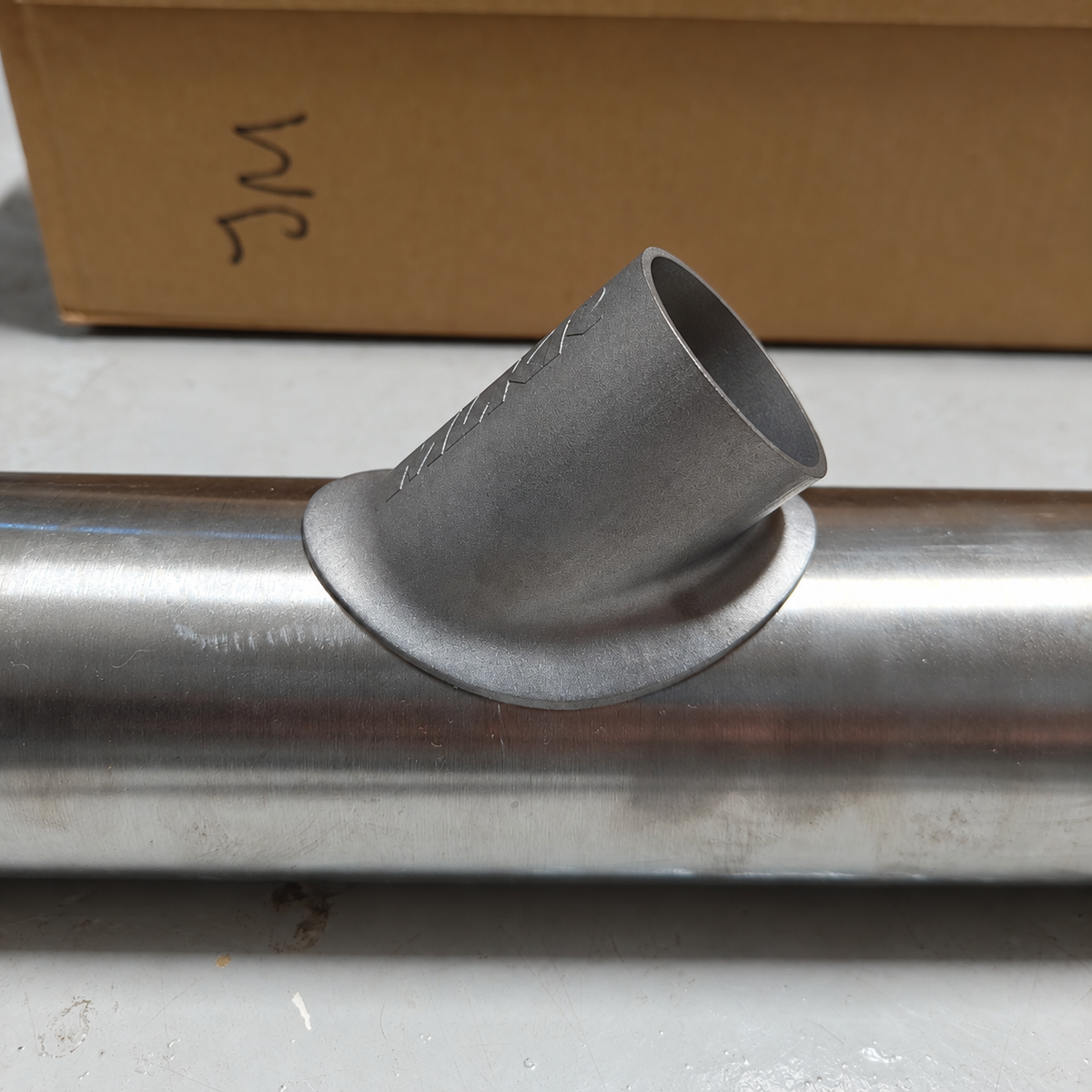 MLKR wastegate saddle merge positioned on exhaust tubing – side view